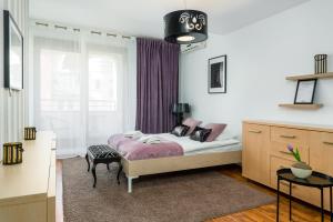 una piccola camera con letto e finestra di Sleepway Apartments- Szyperska a Poznań