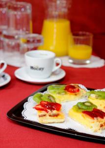 un plato de comida en una mesa con una taza de café en Hotel Iris, en Granollers