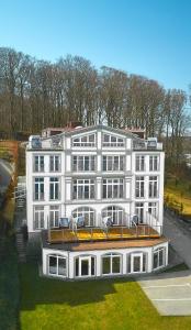 un gran edificio blanco con muchas ventanas en Seeschloss Sellin, en Ostseebad Sellin