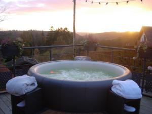 jacuzzi na patio z zachodem słońca w obiekcie Le Sorbier - Gîte et chambres d'hôtes w mieście Malmedy