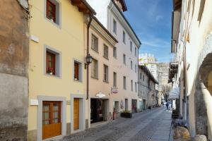 een steegje in een oude stad met gebouwen bij Aosta Centre Apartments - Martinet 17 in Aosta