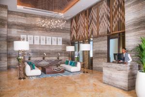 Al Jaddaf Rotana Suite Hotel休息區