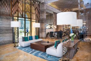 Al Jaddaf Rotana Suite Hotel休息區