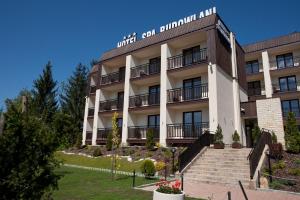 ein Apartmenthaus mit einer Treppe davor in der Unterkunft Hotel SPA Budowlani in Szczawnica