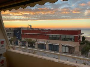 uma vista para um edifício a partir de uma varanda ao pôr-do-sol em Portugal Algarve Beach Apartment em Portimão