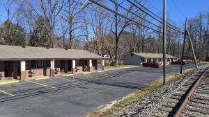 un parking vide à côté d'une gare dans l'établissement Economy Inn Sylva, à Sylva