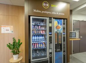 une machine à soda dans un magasin avec des boissons dans l'établissement B&B HOTEL PERPIGNAN Nord Aéroport, à Perpignan