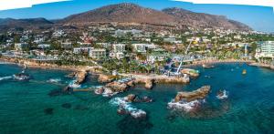 uma vista aérea de um resort no oceano em Star Beach Village & Water Park em Hersonissos