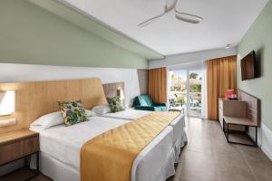 Tempat tidur dalam kamar di Hotel Riu Playa Park - 0'0 All Inclusive