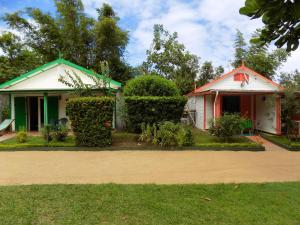 Vườn quanh Charming house with sea view in Foulpointe + Enclosed garden