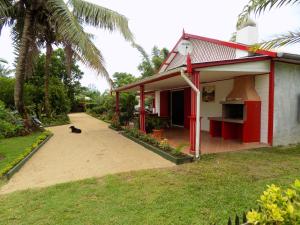 Vườn quanh Charming house with sea view in Foulpointe + Enclosed garden