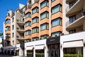 un immeuble avec une façade en briques dans l'établissement Hotel Maison FL, à Paris