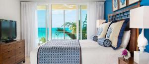 1 dormitorio con 1 cama y vistas al océano en The Tuscany on Grace Bay, en Grace Bay