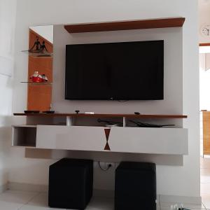 Sjónvarps- og/eða afþreyingartæki á APTO PERTINHO DA PRAIA - Lindo e Equipado! Internet 400mb e 3 Tvs - Completo! TV a Cabo