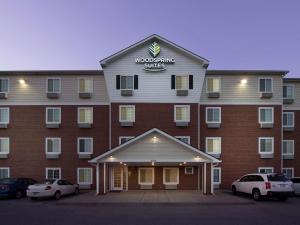 een groot hotel met auto's voor het hotel bij WoodSpring Suites Louisville Clarksville in Clarksville