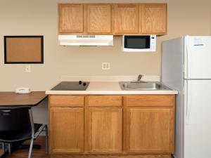 een keuken met een wastafel en een koelkast bij WoodSpring Suites Louisville Clarksville in Clarksville