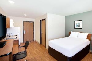 Krevet ili kreveti u jedinici u objektu WoodSpring Suites Lafayette