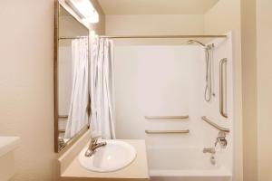 Un baño de WoodSpring Suites Baton Rouge East I-12