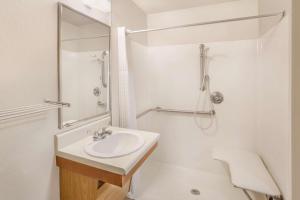 حمام في WoodSpring Suites Amarillo East I-40