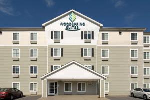 een groot wit gebouw met een bord erop bij WoodSpring Suites Clarksville Ft. Campbell in Clarksville