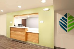 El lobby o recepción de WoodSpring Suites Houston 288 South Medical Center