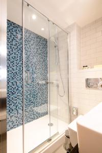 bagno con doccia e porta in vetro di Holiday Inn Bolton Centre, an IHG Hotel a Bolton