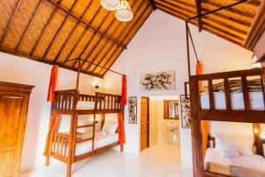 um quarto com 2 beliches e uma casa de banho em Camar Cottage & Hostel em Nusa Penida