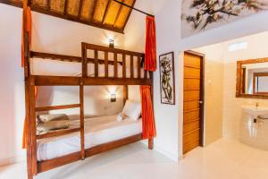 2 beliches num quarto com uma casa de banho em Camar Cottage & Hostel em Nusa Penida