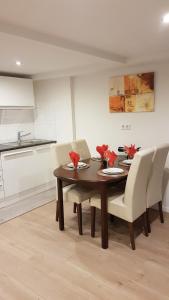 comedor con mesa de madera y sillas en Lilli Ferienwohnung, en Handewitt