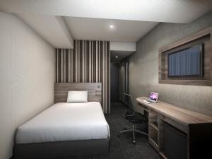 Кровать или кровати в номере Smile Hotel Shin-osaka