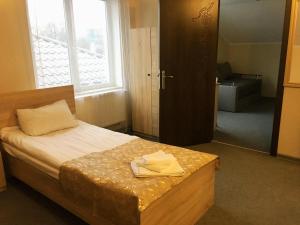 Un dormitorio con una cama con una toalla. en Guest House SOTNI, en Kiev