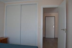 um quarto com uma porta que leva a um corredor em Rocha Apartment 1016 em Portimão