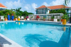 una grande piscina di fronte a una casa di Hôtel Frégate Bleue a Le François