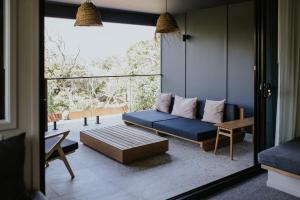 Uma área de estar em Ocean Suites Byron Bay