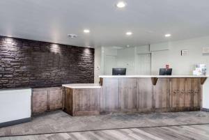 O saguão ou recepção de Days Inn & Suites by Wyndham Spokane