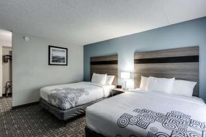 Lova arba lovos apgyvendinimo įstaigoje Days Inn & Suites by Wyndham Spokane