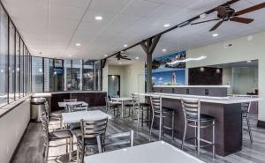 Um restaurante ou outro lugar para comer em Days Inn & Suites by Wyndham Spokane