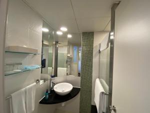 Kamar mandi di Holiday Inn Express Hong Kong Causeway Bay, an IHG Hotel