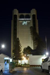 um grande edifício com a palavra spa sobre ele à noite em Pearl Continental Hotel, Karachi em Carachi