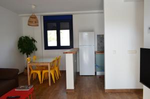 Apartamentos Cala San Pedro में रसोई है