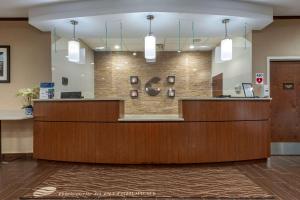 O saguão ou recepção de Comfort Inn & Suites Pittsburgh South