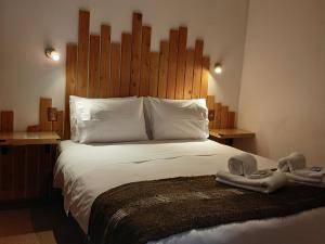 A bed or beds in a room at Hotel Tehuelche Natura