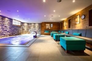 un spa con bañera de hidromasaje en una habitación en Hôtel Champs Fleuris Morzine, en Morzine