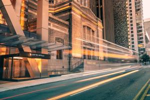 uma rua da cidade com um edifício e um autocarro em Lotte Hotel Seattle em Seattle