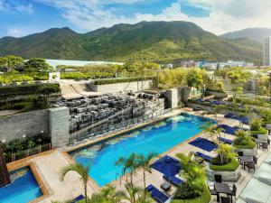 - une vue aérienne sur le complexe avec les montagnes en arrière-plan dans l'établissement Novotel Citygate Hong Kong, à Hong Kong