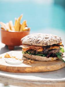 un sandwich sur une assiette avec un bol de frites dans l'établissement Three House Hotel, à Funchal