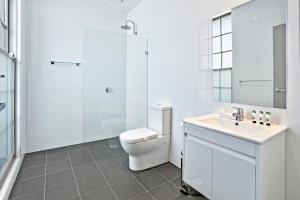 A bathroom at Meridian Hotel Hurstville