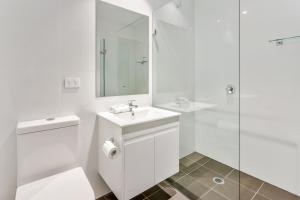 A bathroom at Meridian Hotel Hurstville