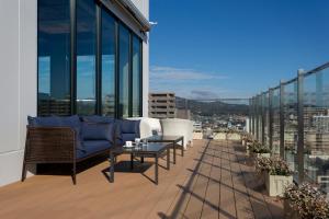 - un balcon avec un canapé et une table dans un bâtiment dans l'établissement Royal Park Hotel Kurashiki, à Kurashiki