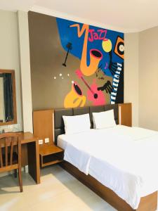 Cama ou camas em um quarto em Votel Viure Hotel Jogjakarta